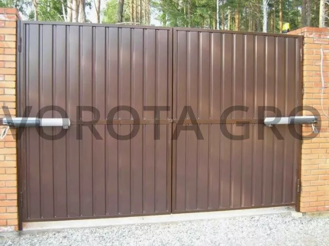 Распашные ворота из профнастила Doorhan на кирпичных столбах 2300х1900