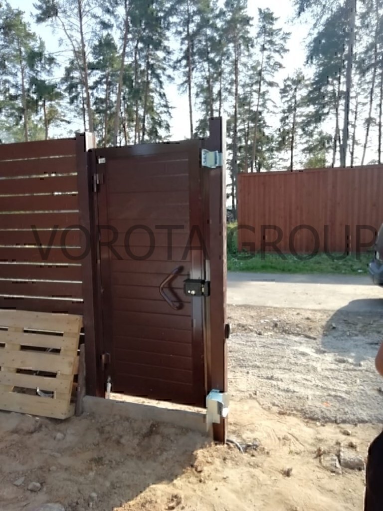 Монтаж откатных ворот с калиткой из сэндвич панелей Монтаж откатных ворот с калиткой из сэндвич панелей