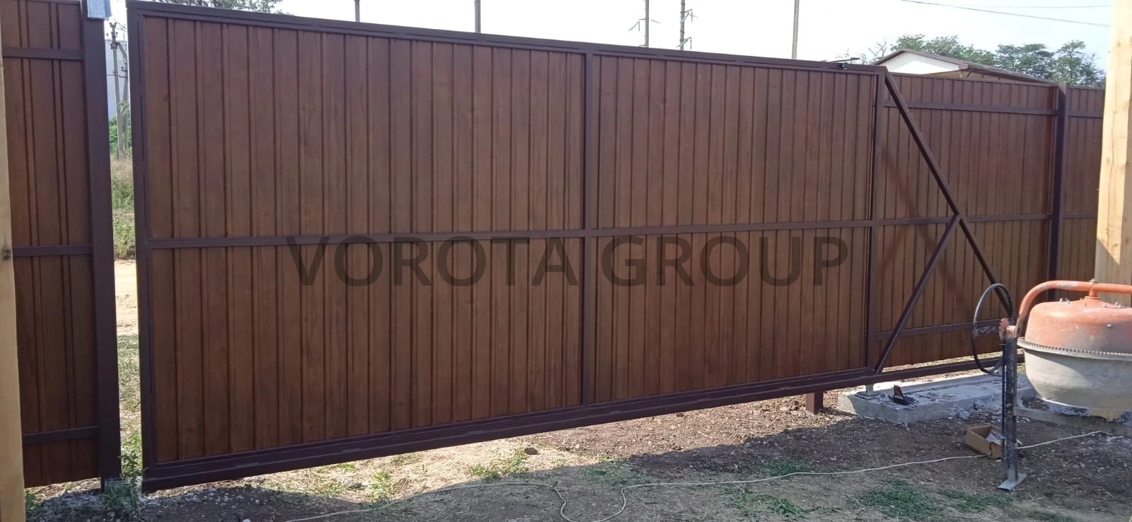 Откатные ворота из профнастила Doorhan в дом под дерево 2500x4500